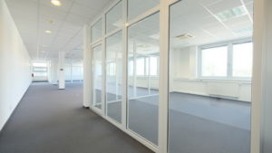 od 300 m2 - 360 m2 - moderné administratívne priestory so sklenenými priečkami