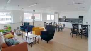 30 m2- príjemné kancelárie so zdieľaným zázemím - Flexifloor