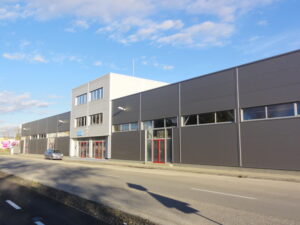 978 m2 – (120 m2 showroom /240 m2 kancelárie / 468 m2 sklad + zázemie)